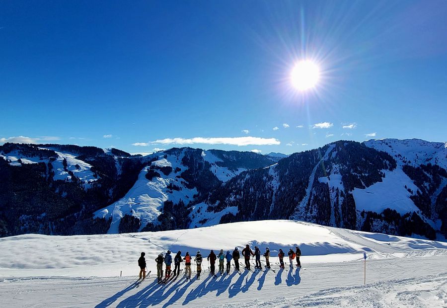 Im Einklang mit der Natur: Zukünftige Freeride-Enthusiasten stehen im PillerseeTal bereit, ihre Fähigkeiten im Umgang mit den Bergen unter der Anleitung ihrer Mentoren zu schärfen – ein Schultag der besonderen Art.