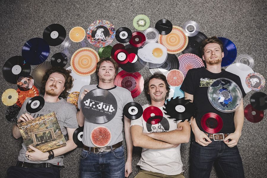 Das Team von dr. dub mit einer Auswahl ihrer maßgeschneiderten Vinylschätze. Die handgefertigten Schallplatten variieren in Farbe und Form, von klassischem Schwarz bis hin zu kreativen Designs, die den unverwechselbaren Charakter ihrer Musikwiedergabe unterstreichen.