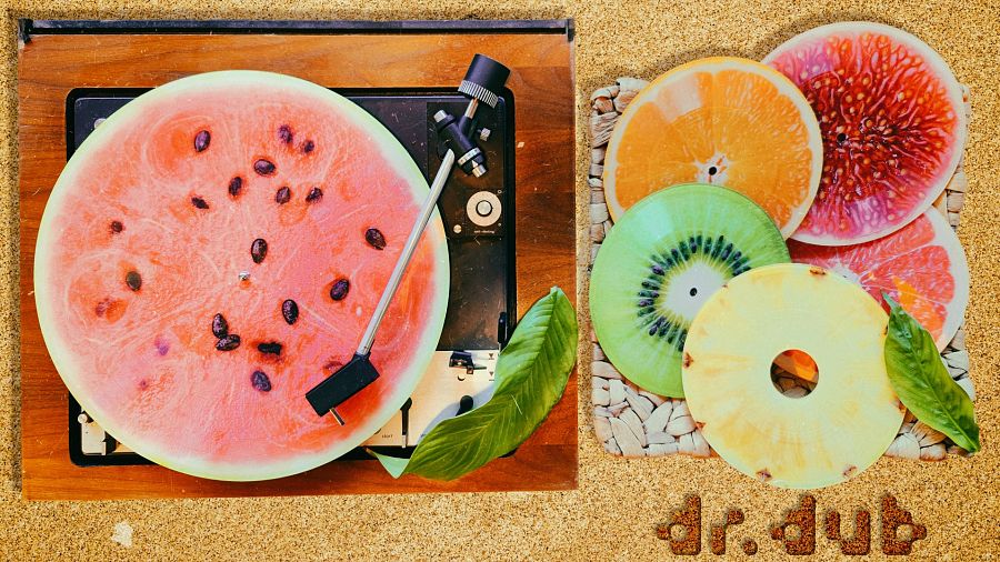 Dr. Dub's innovative Schallplatten: Wo Musik auf Frische trifft. Diese kreativen Vinyls in Form von Wassermelone, Kiwi und Zitrusfrüchten zeigen, dass Vinyl nicht nur etwas für die Ohren, sondern auch für die Augen ist.