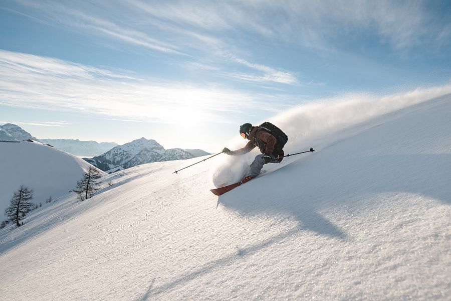 Die Kunst des Freeridens: Ein Skifahrer gleitet durch das perfekte Weiß des PillerseeTals, eingefangen im Spiel von Licht und Schatten, ein Echo der Eleganz, die auf der Freeride World Tour bewundert wird.