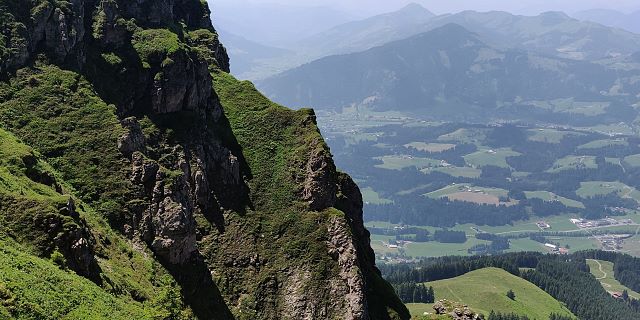 KAT-Walk-Kitzbüheler-Alpen-AlpinEtappe5-Blick-zum-Gipfelkreuz-am-Kitzbüheler-Horn-c-Ann-Kathrin-Graser